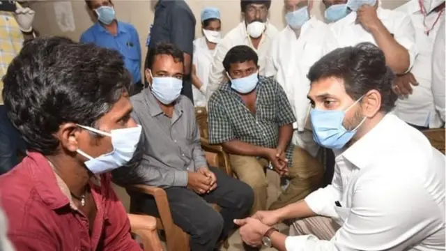 బాధితులను పరామర్శిస్తున్న ఏపీ సీఎం జగన్