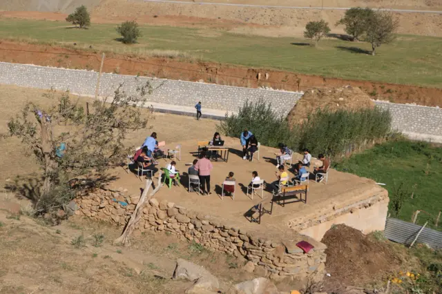 Hakkari'nin Yüksekova ilçesine bağlı Sarıtaş köyünün Yemişli mezrasında yaşayan bir grup öğrenci, EBA'ya bağlanmak için her gün köy dışında bulunan, cep telefonlarının çektiği, internete erişimin sağlanabildiği ahırın damına çıkıyor.