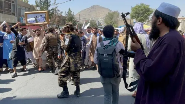 বিক্ষোভকারীদের মিছিল আটকে দিচ্ছে তালেবান যোদ্ধারা।