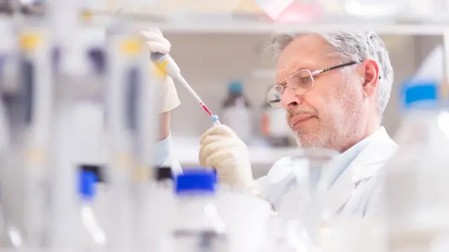Científico trabajando con tubos de ensayo