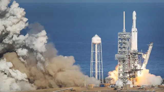 FAlcon HEavy despegando