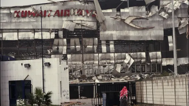 इराक़ी हमले के बाद कुवैत के सिटी एयरपोर्ट का दृश्य