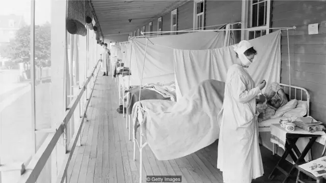 很多流感患者并发肺炎，肺部受病菌侵袭，使他们的肺内充满炎性渗出物。