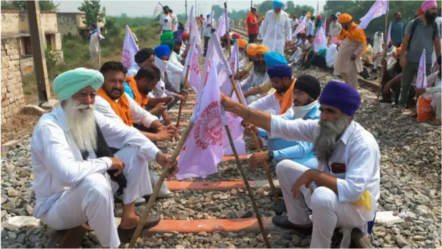 પંજાબમાં રેલના પાટા પર બેસીનો વિરોધ કરતાં ખેડૂતો