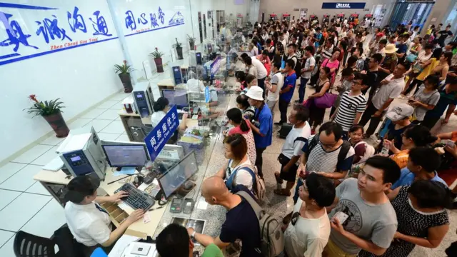 旅客在廣西柳州火車站辦理退票手續(新華社圖片23/8/2017)