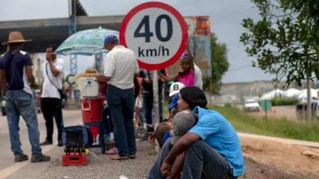 Gente en la calle en Pacaraima.