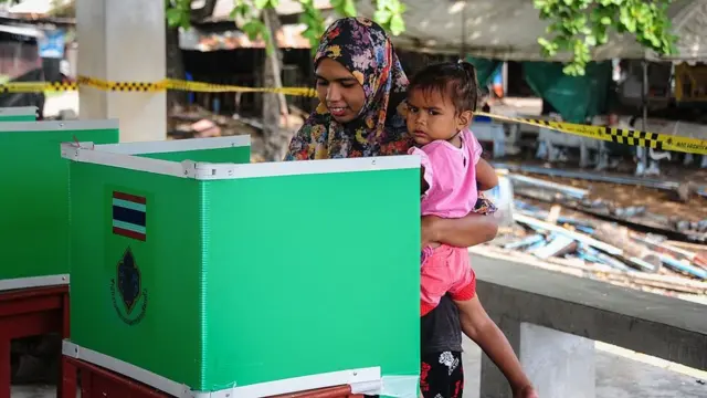 หญิงชาวนราธิวาสอุ้มลูกไปใช้สิทธิออกเสียงประชามติร่างรัฐธรรมนูญ เมื่อ 7 ส.ค. 2559