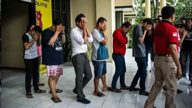 ตำรวจอินโดนีเซียเข้าจับกุมกลุ่มคนรักเพศเดียวกันในงานปาร์ตี้ที่เมืองสุราบายาเมื่อช่วงต้นเดือนที่ผ่านมา