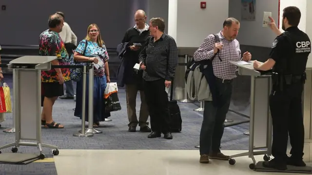 Agentes del CBP y pasajeros en Miami