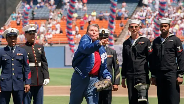 Ronald Reagan lanzando la primeras pelota de la temporada de beisbol de 1991 en el estadio Dodger en Los Ángeles, acompañado por un grupo de veteranos de la Operación Tormenta del Desierto.
