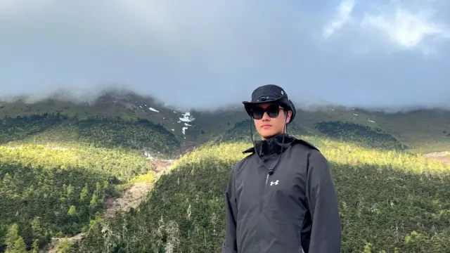 23岁的杨帆不喜欢中国的加班文化，他说"走到非洲也算是一种逃避"。