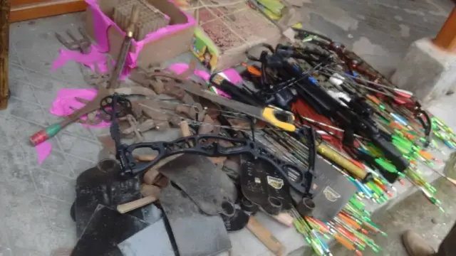 উদ্ধার-করা অস্ত্রশস্ত্রের মধ্যে অনেক তীর-ধনুকও ছিল