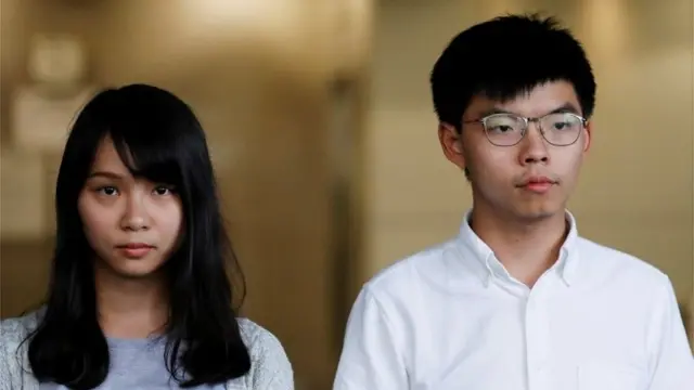 Agnes Chow (trái) và Joshua Wong sau khi được tại ngoại hôm 30/8