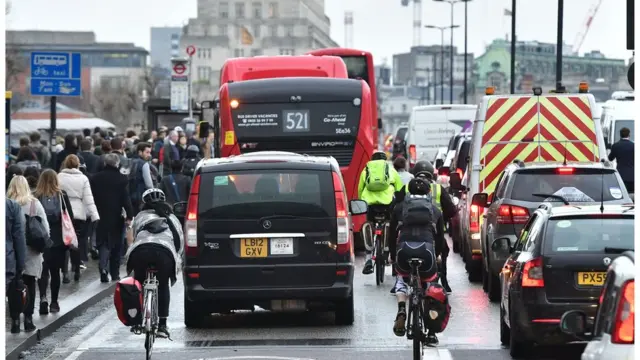 拥挤的车道和行人