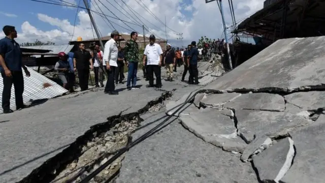 ભૂંકપથી રસ્તાઓ તૂટી ગયા