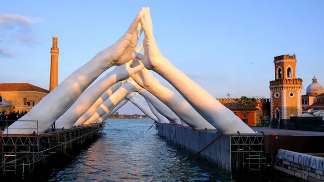 "ساختن پل‌ها"، اثری از لورنتسو کویین، مجسمه‌ساز ایتالیایی-آمریکایی