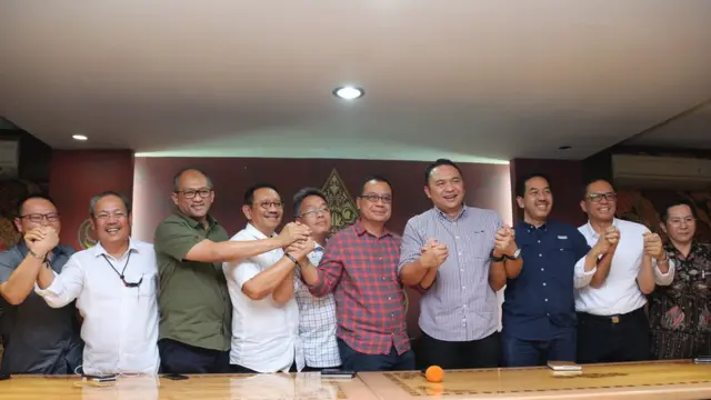 (kiri-kanan) Direktur Niaga AirAsia Indonesia Rifai Taberi, Dirut Sriwijaya Air Joseph Adriaan Saul, Dirut Citilink Juliandra Nurtjahjo, Sekjen Indonesia National Air Carrier Association (INACA) Tengku Burhanuddin, Dirut Airnav Indonesia Novie Riyanto, Dirut Angkasa Pura 1 Faik Fahmi, Dirut Garuda Indonesia yang juga Ketum INACA Ari Askhara Danadiputra, Dirut Angkasa Pura 2 M Awaluddin, Direktur Niaga Garuda Indonesia Pikri Ilham Kurniansyah dan Dirut Lion Air Rudy Lumingkewas berfoto bersama usai memberi keterangan pers terkait penerapan tarif batas atas dan tarif bawah pada maskapai penerbangan di Jakarta, Minggu (13/1/2019).