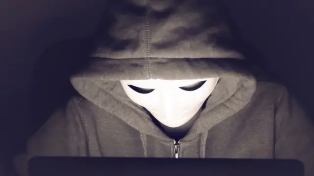 பேஸ்புக், இன்ஸ்டாகிரம் மூலம் 100 பெண்களை அச்சுறுத்திய இளைஞர்