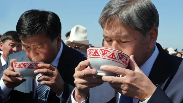 Жаңы шайланып келген президент Сооронбай Жээнбеков менен президент Алмазбек Атамбаев узак жылдар саясатта үзөңгүлөш жүргөн.