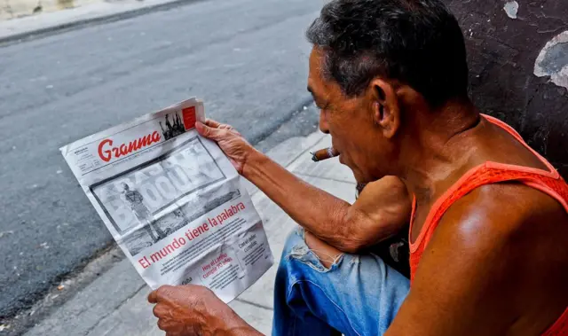 Cubano leyendo el Granma