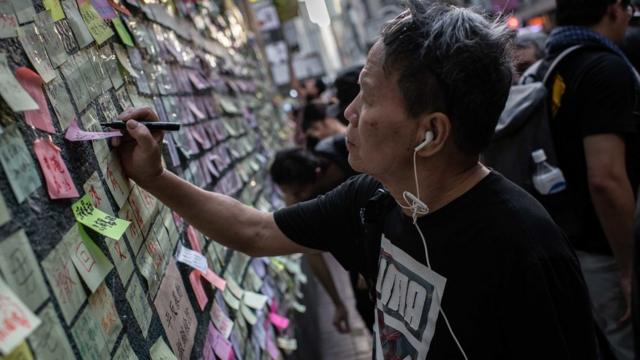 香港各区出现彩色纸条组成的连侬墙。