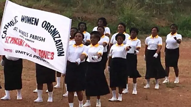 Ndị nne na-eme ịkwụ na-ahịrị zọọ ka ndịagha