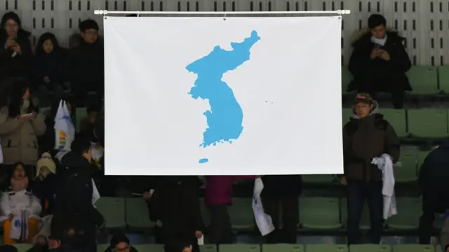 지난 4일 여자아이스하키 남북 단일팀이 스웨덴 대표팀 가진 첫 평가전에서 게양된 한반도기. 역시 독도가 있다