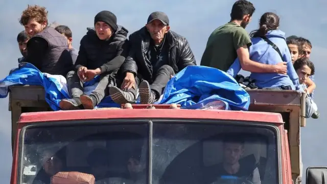 Камаз юк автомобилини устига ўтириб олган одамлар