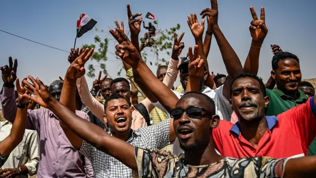 متظاهرون سودانيون