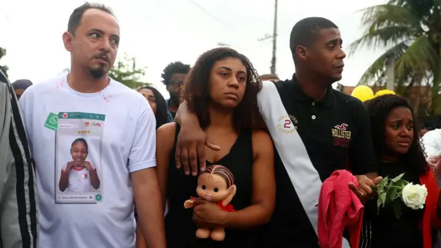 아가타의 장례식에 참여한 가족들