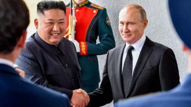 रूस के राष्ट्रपति व्लादिमीर पुतिन के साथ उत्तर कोरिया के नेता किम जोंग उन