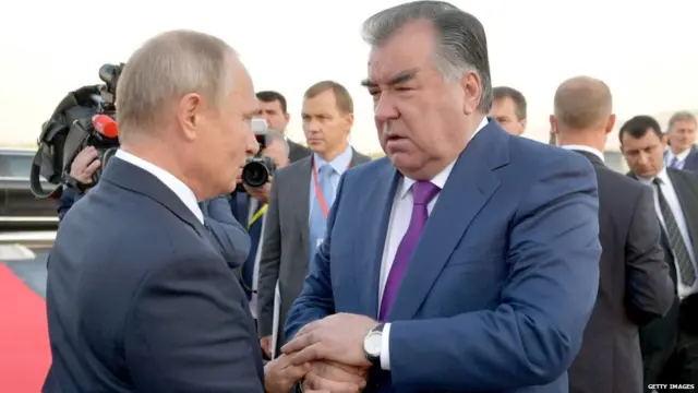 ਰਾਸ਼ਟਰਪਤੀ ਐਮੋਮਾਲੀ ਰਹਿਮੋਨ (ਸੱਜੇ) ਰੂਸ ਦੇ ਰਾਸ਼ਟਰਪਤੀ ਵਲਾਦੀਮੀਰ ਪੁਤਿਨ ਦਾ ਸੁਆਗਤ ਕਰੜੇ ਹੋਏ