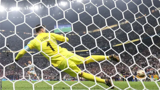 জয়সূচক পেনাল্টি থেকে মার্টিনেলির গোল