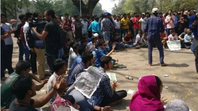 ঢাকা বিশ্ববিদ্যালয় ক্যাম্পাসে ছাত্রলীগ কর্মীদের সমাবেশ।