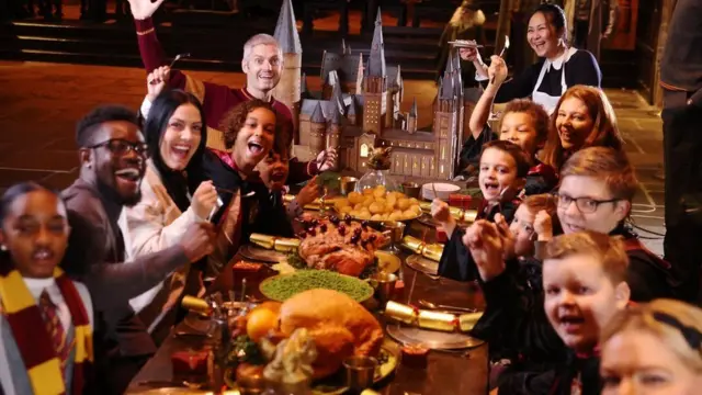 팬들이 기부 전 케이크 조각을 즐기고 있다