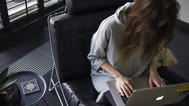 Дівчина з ноутбуком