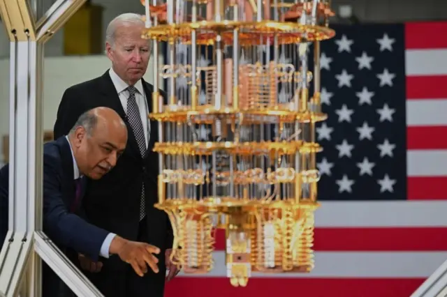 Američkom predsedniku Džou Bajden pokazuju kvantni kompjuter