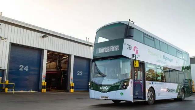 حافلة ذات طابقين تعمل بوقود الهيدروجين
