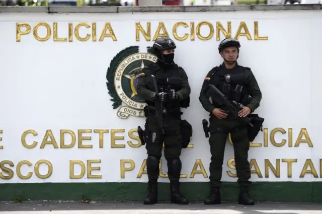 Policías al exterior de la academia