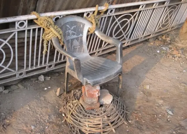 टूटी कुर्सी