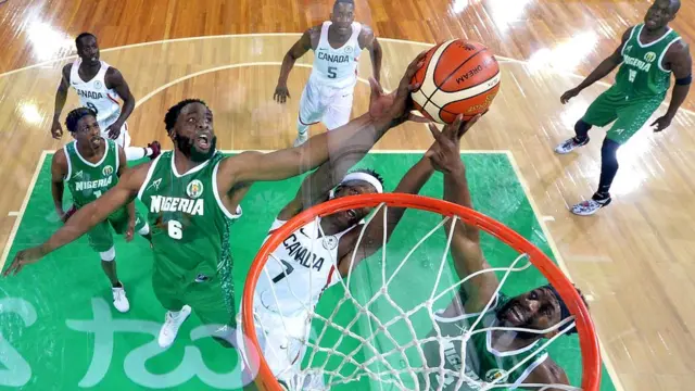 Mamadou Gueye ti Canada, kechukwu Diogu ati Uchechi Ofoegbu ti D'Tigers ninu idije