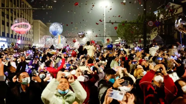 Хитой Уханида 2023 йилни кутиб олиш. Хитойнинг уч йиллик карантидан чиқиши жаҳон иқтисодини рецессияга кетишидан асраб қололмайди