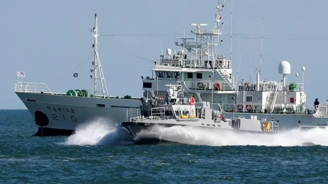 실종된 해양수산부 공무원이 탑승했던 어업지도선 '무궁화 10호'가 25일 오후 해경의 조사를 위해 인천 옹진군 연평도 인근 해상에 정박해 있다