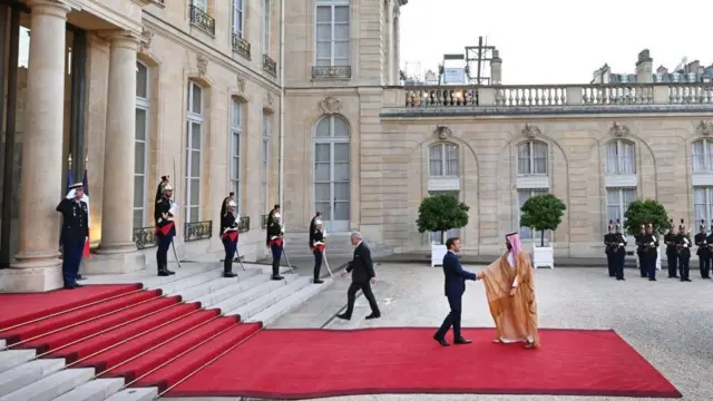 ماكرون وبن سلمان في قصر الاليزيه الشهر الماضي