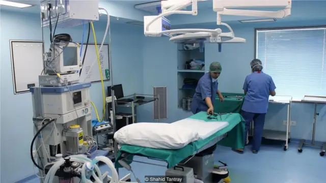 在德里的蘇琪塔克里普拉尼醫院(Sucheta Kriplani Hospital),醫生在為絶育手術做凖備。