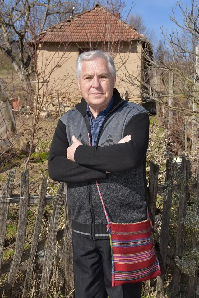 Vlasta Cenić je napisao više knjiga za decu, među kojima su i one na narodnom govoru njegovog doljevačkog kraja