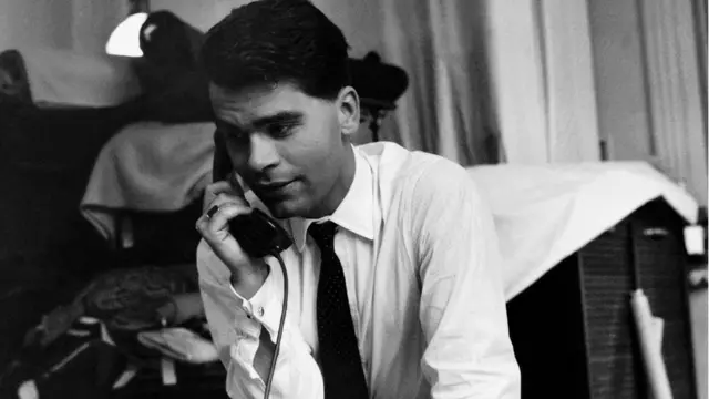 Karl Lagerfeld on di phone
