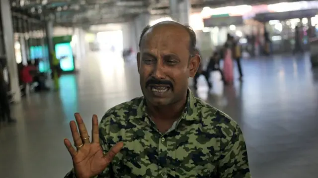 প্রবাসে নির্যাতিত এক নারী কর্মীর স্বামীর কান্না। নারী কর্মীদের হয়রানি এবং নির্যাতন বন্ধের দাবি বহুদিনের।