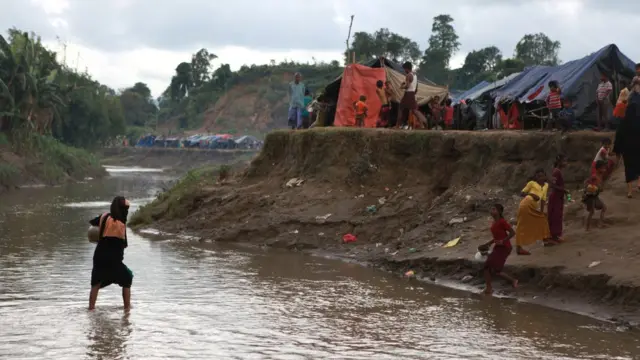বাংলাদেশ-মিয়ানমার সীমান্তের নো-ম্যানস ল্যান্ডে হাজার হাজার রোহিঙ্গা এসে জড় হয়েছে