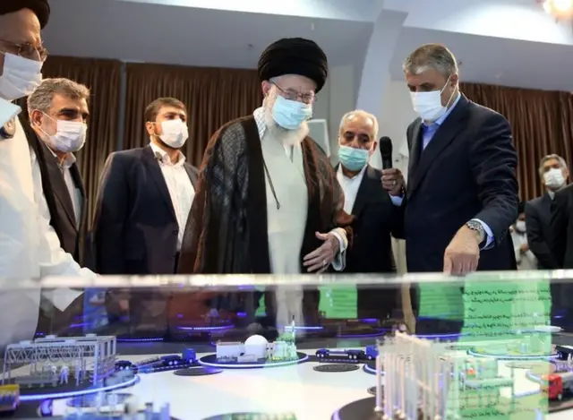 آیت‌الله خامنه‌ای در بازدید از نمایشگاه دستاوردهای صنعت هسته‌ای ایران
